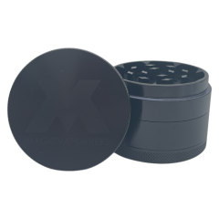 Questo Metal Space Grinder a 4 pezzi è perfetto per macinare tutti i tipi di erbe